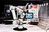 SÅNN!: ... er vi vant til å se roboter brukt i industrien. Denne serverer kaffe på robothotellets kafé.  