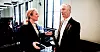 Arbeids- og sosialminister Anniken Hauglie (H) mottar rapporten fra sysselsettingsutvalgets ekspertgruppe av økonomiprofessor Steinar Holden.