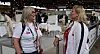 Benedikte Sterner og Trude Tinnlund i engasjert prat, mens den norske servitør-kandidaten Olav Christian Mamen finpusser på glasset for håp om VM-medalje i faget.