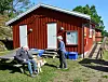 Britt Kyllo Paulsen tar seg tid til en liten prat med Øystein Øyjordsbakken som venter på posten sin.
