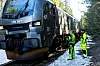 Det er mye logistikk som må klaffe når 50 kjøretøy skal losses på et grustak i Svene i Buskerud. Skifterene fra CorgoNet, Else Klungervik og Stian André Holter diskuterer med lokomotivfører Anders Røkaas hvordan jobben skal gjøres.