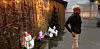 LED-lys er også ny teknologi. Seksjonssjef Svein Rune Bjørkmo foran noen av juledekorasjonene i bakgården til huset.