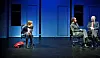 Scene fra Riksteatrets oppsetning 'Leve Posthornet'.  Fra venstre: Anne Ryg, Eindride Eidsvold og John S. Kristensen.