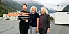 På taket på rådhuset i Odda, (fra venstre) Grethe Høvring Andersen, Kristi Gavle Stengårdsbakken og May Britt Skjeggedal. Alle jobber i økonomi og regnskap i Odda kommune.