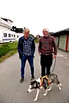 Alf Kristian Sternang (t.h) sier han setter stor pris på de ukentlige besøkene av sosionom Bjørn Pedersen. Her er de utenfor i gata med huskyen Bandit.