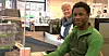 PÅ JOBB: Hver fredag jobber Leo Kaba (18)  her i kassa som del av YFF-faget på Vg2 salg og reiseliv på Dahlske videregående skole. Hans faglærer og kontaktlærer Anne Trine Eia (bak) er innom for å følge opp opplæringa tett.