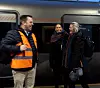 GODE KOLLEGAER: Turid Eter (t.h.) skryter av det gode ­arbeidsmiljøet i Flytoget. Her tar hun en kjapp prat med ombordansvarlig Sara El Allawy og Per Stene, hovedtillitsvalgt  for Norsk Jernbaneforbund i Flytoget.
