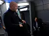 MENS VI VENTER: På Oslo lufthavn snur toget. Lokomotivfører Jarle Lindberget har gått gjennom toget og gjør seg klar til å kjøre sørover.