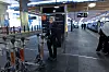 DET LILLE EKSTRA: Av og til må en ombordansvarlig også ta litt ansvar utenfor toget.