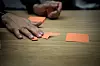 KUTT: Marc Gayorfar viser med post it-lapper hvor mye av pengene til FHI som forsvinner fra statsbudsjettet.
