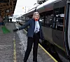 KLAR FOR AVGANG: Turid Eter mener mye av arbeidsdagen i Flytoget er lik den som konduktørene i de andre togselskapene har.