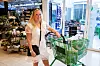 HANDLER HELLER I NORGE: Marit Engebakk Moberg skal på ferie rett ved Charlottenberg, men på norsk side. Hun handler i norske butikker fordi hun er redd for å bli smittet av korona i Svergie.