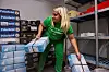 TRAVEL VÅR: Jeanett Austad-Strøm «tar unna» varer på fryserommet. Det var det ikke mye tid til da det sto på som verst i vår.