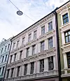 Her i denne rosa bygården er det 13 innflytningsklare leiligheter. I første etasje er det fellesarealet og kontorområde til de syv ansatte.