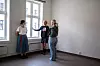 Nina Arnesen (f.h.) inspiserer leiligheten sammen med Hege Storhamar (i midten) og Alexandra Engebretsen.