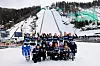 Alle de femten første damene som slapp til under damenes treningshopp i forbindelse med skiflyging i Vikersund under Raw Air turneringen. Fra venstre bakre rekke: Nika Kriznar (SLO), Ema Klinec (SLO), Jenny Rautionaho ( (FIN), Abaigail Strate (CAN), Anna Rupprecht (GER), Anna Odine Strøm (NOR), Maren Lundby (NOR) og Silje Opseth (NOR). Fremste rekke fra v: Yuki Ito (JAP), Josephine Pagnier (FRA), Alexandria Loutitt (CAN), Katharina Althaus (GER), Eva Pinkelnig (AUT) og Chiara Kreuzer (AUT).