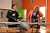 Innleid lærer Dan Richard Isdahl-Engh forteller Erna Solberg om dronebransjen. Foran ligger skolens 25 kilo tunge drone, kjøpt som byggesett og satt sammen av elevene. Dronen kan brukes til å overvåke toglinjer, veier eller kraftlinjer.