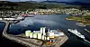 INN FRA HAVET: Denne vindretningen skapte både gode og mer kompliserte følelser i Melbu – avhengig av hvor nært man var overskuddet på sildoljefabrikken, som man ser foran.