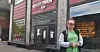 Lena Ask hos Internasjonalen på Youngstorget i Oslo pleier vanligvis å hyre inn mange ekstra ansatte til å hjelpe til i sommermånedene. Men ikke i år.