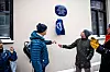 Fungerende leder Ole-Sivert Prytz (til venstre) i Distribusjonsklubben og initiativtakar Jan Svenningsen i klubben avduker minneplaketten i Dælenenggata 35 der Avisbudenes Forening ble stiftet i 1897.