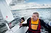 HJELPEN KOMMER: Skrekken for å grunnstøte er overvunnet. Anna Jørgensen tok det rolig da hun opplevde det for første gang. Henning Otterstrøm hjelper henne av grunna og Jørgensen seiler videre.