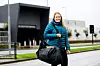 HJEM FRA JOBB: Mekaniker Bente Svåsand har landet på heliporten på Sola etter å ha vært på jobb i Nordsjøen. Hun synes at den begrensningene på det sosiale legger en demper på jobbturene.