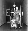RENHOLDERE: NTL hadde fra starten av en høy kvinneandel, og renholdere var en stor gruppe. Her er en renholder i NRK fra rundt 1960.