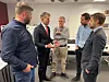 Olje- og energiminister Terje Aasland diskuterer med representanter for det svenske forbundet. T.v. leder i EL og IT Forbundet, Geir Ove Kulseth.