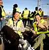IKEA: Søstrene Aferdita og Medina Qibukqui stiller godt forberedt med termokopp og campingstoler.