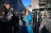 Karlsen presenterer seg som sosionom og spør politibetjenten om å få gå inn bak gjerdene for å snakke med demonstrantene.