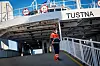 FERJEMANNEN: Erling Holten trives godt som matros på MF Tustna, som går i rute over Talgsjøen på Nord-Vestlandet.