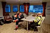 MØTER SJØFOLKENE: Inspektør Rune Larsen (til høyre) fra Norsk Sjømannsforbund møter de som må forholde seg til underbemanning i hverdagen. Følelsen er den samme overalt: For få folk og bekymring for sikkerheten, slik Eirik Lie her forteller Larsen.