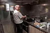 SKIPPER OG KOKK: Kaptein Nils Brastad koser seg i byssa. Mens ferja går over Moldefjorden, lager Brastad hønsefrikassé til mannskapet.