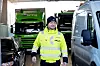 FULLT: Ferja mellom Larsnes-Åram-Voksa og Kvamsøya er ofte stappfull av biler og folk.  Åge Rusten er matros på dekk.