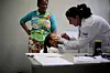 Den cubanske legen Dania Rosa Alvero Pez undersøker en ung pasient ved helsesenteret i Bahia-byen Jiquitaia i Brasil i november i fjor.