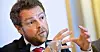 Torbjørn Røe Isaksen vil lytte til forslaget om økte styrehonorarer, men får ikke støtte fra kronikkforfatteren.