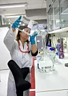 PÅ LABORATORIET: Forsker i økotoksokologi, Ana Catarina Almeida, analyserer sjøvann for fosfor og fosfat.