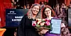 TO FRA EL og IT: Heidi Lie, forbundssekretær i EL og IT og fjorårsvinner gratulerer Liv Beate Eidem med prisen som Elektrokvinnen 2025.