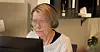 Konsulent Linda Rørvik tar imot henvendelser fra folk som vil ha hjelp hos familievernkontoret.