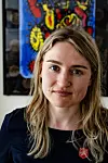 TAKKNEMLIG: Aleksandra blir satt stor pris på av utenlandske arbeidstakere. Her med et glassmaleri hun fikk av Robert Novak, en polsk snekker hun har bistått i en årrekke.