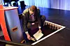 LO-lederen koster opp et glass taleren før ham knuste ved et uhell.