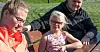 Milla-Sofie (5) og familien er en av flere tusen som merker regjeringens kutt i brillestøtteordningen på økonomien. Her sammen med mor Jannike Elise Nielsen, bror Ivo og faren Marius. Familien bor i Knarvik i Vestland.
