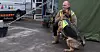 Tillitsvalgt Tom Solberg sammen med hund og streikevakt, Bella.