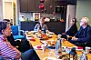 RUNDT LUNSJBORDET: Litteraturen passer overalt. Eva J. Stensrud leser fra sin bok 'Skyggeadvokaten' på Familiekontoret på Hamar.