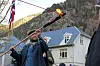 Mannen som relanserte ideen om solspeilet, Martin Andersen, brenner av snora med en fakkel og markerer dermed den offisielle åpningen av Solspeilet på Rjukan. (Foto: Martin Folmoe)