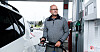 KRONENE RENNER UT: Jan Olav Øverby følger nøye med når han fyller diesel. I dag var det billig på Løten, sier Øverby, 21.74 kroner per liter.