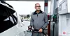 KRONENE RENNER UT: Jan Olav Øverby følger nøye med når han fyller diesel. I dag var det billig på Løten, sier Øverby, 21.74 kroner per liter.