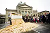 4 Oktober 2013: Sveitsiske aktivister fra 'Generation Grundeinkommen' feirer at de har greid å samle inn 125 000 signaturer for en folkeavstemning om innføring av borgerlønn.
Folkeavstemningen ble avholdt i juni i år, men endte i disfavør for ja-folket.