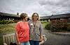 Kommunalsjef Therese Steen Johansen (til venstre) og avdelingsleder Hege Caspersen i Hvaler kommune.