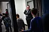 TAKK FOR BESØKET: Skoleklassen har rundet utstillingen og Tine syns barna har vært snille.
